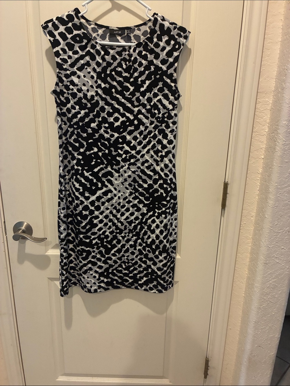 Apt. 9 Black and White Sleeveless Printed Sheath Dress